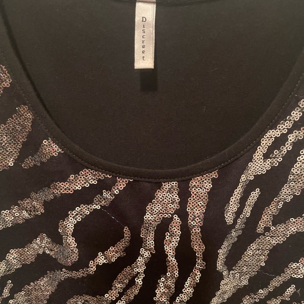 Top with sequins - Picture 2 of 3